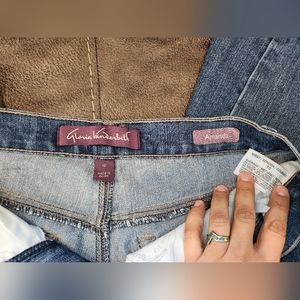 SOLD**Size 10 womens Gloria Vanderbilt Amanda used. Please take note of pictures